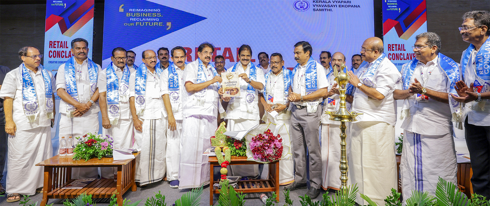 ‘സംഘാടനത്തിന്റെ ചരിത്ര വഴികള്‍’ എന്ന പുസ്തകത്തിന്റെ കവര്‍ പേജ് പ്രകാശനം ചെയ്തു.